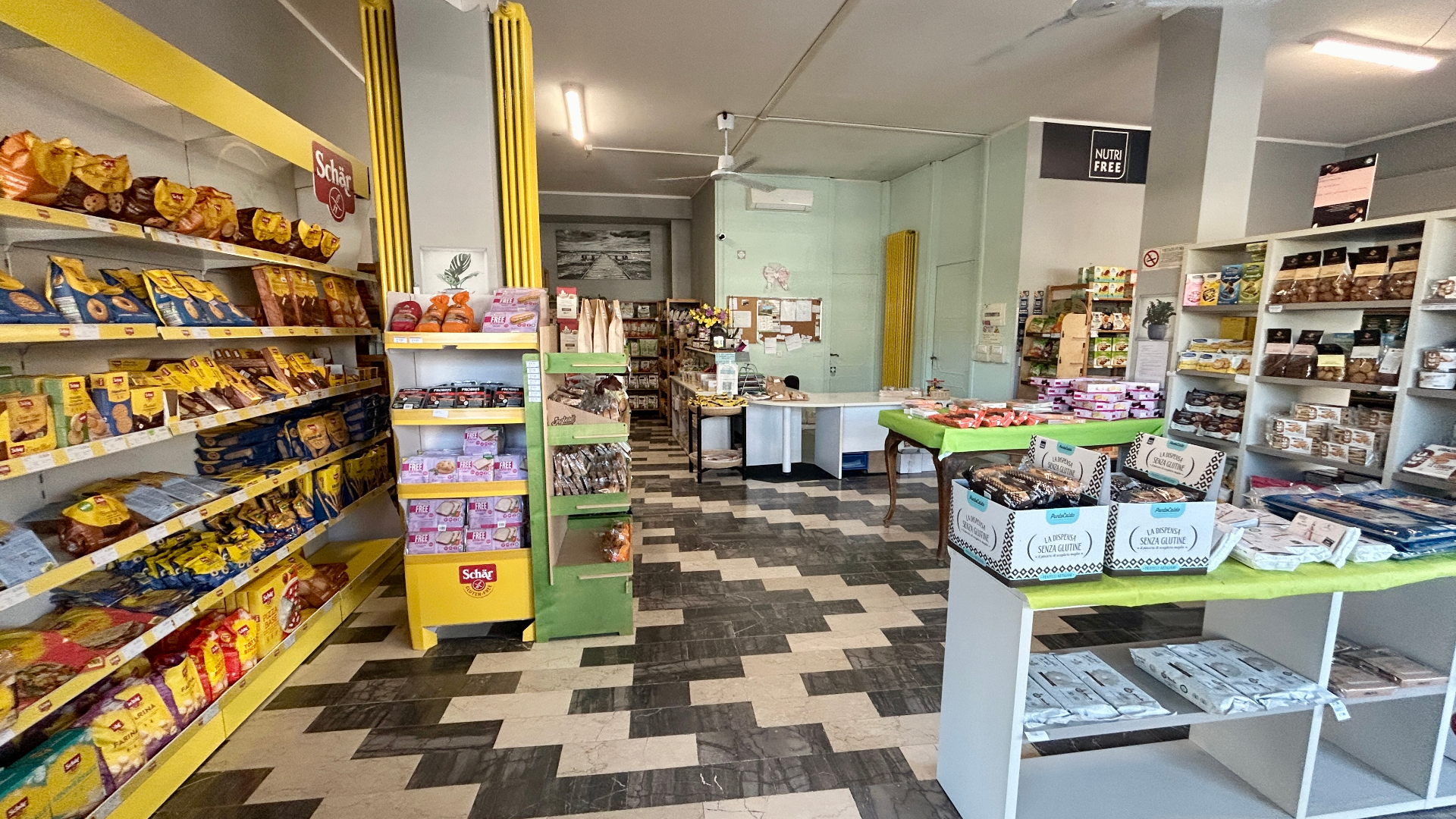 L'interno del negozio Celiachia Shop ad Almè, con gli scaffali dei prodotti senza glutine
