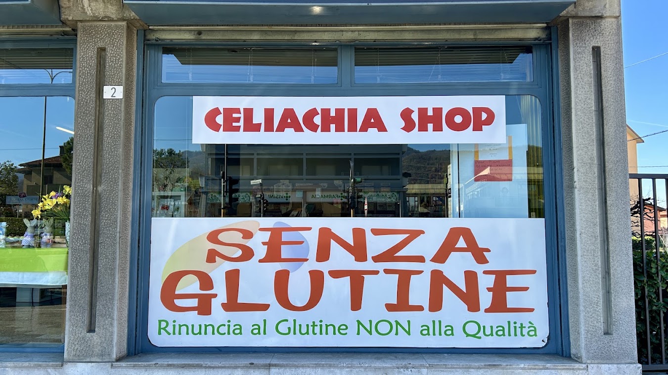 L'esterno del negozio Celiachia Shop di Almè con l'insegna Senza Glutine